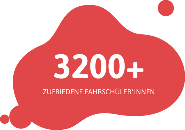 Text auf roter Form: Mehr als 3200 zufriedene Fahrschüler:innen