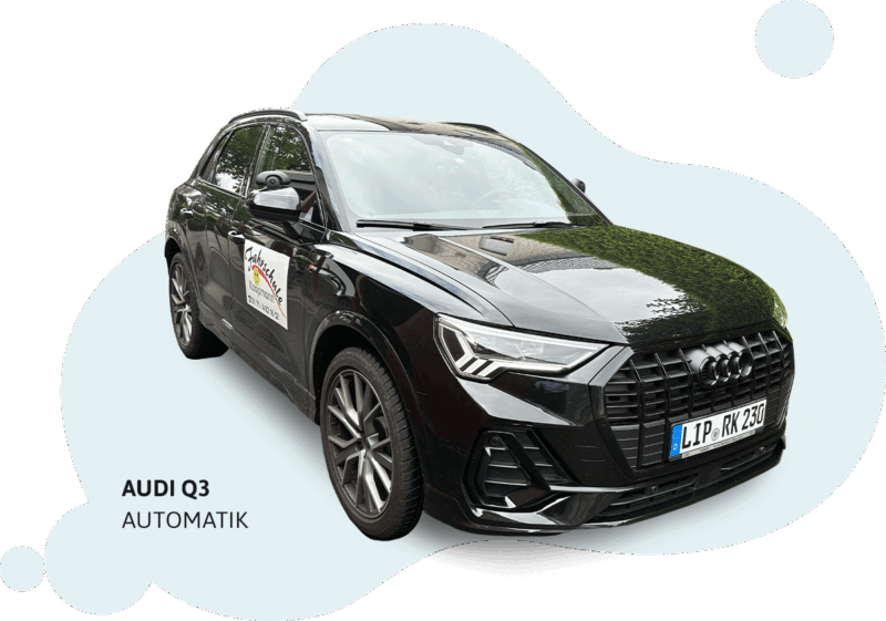 Schwarzer Audi Q3 von schräg vorn