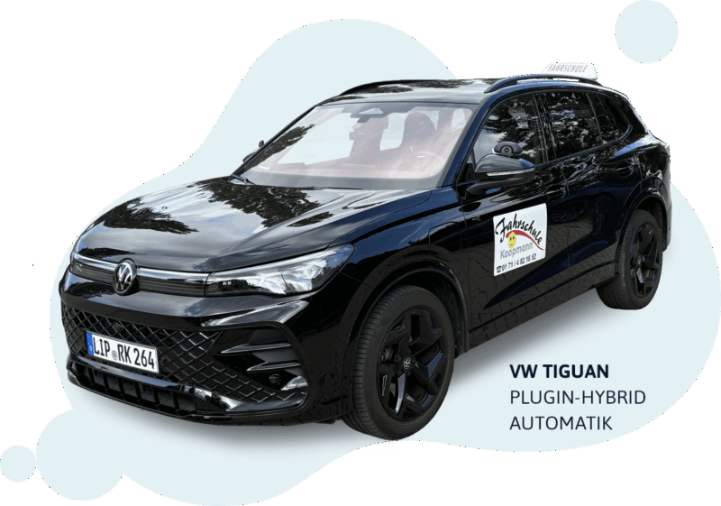 Schwarzer VW Tiguan von schräg vorn
